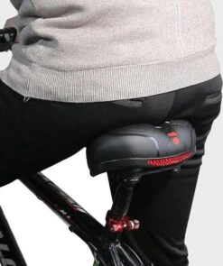 Voltano Fietszadel Met Gelpads - Zwart/Rood - Uitsparing - Zadelvering - Unisex - Incl. Gratis Zadelstrop -Winkel Voor Fietsbenodigdheden 1004x1200