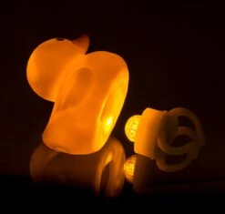 Merkloos Piepende Eend Met Led Licht Voor Op De Fiets -Winkel Voor Fietsbenodigdheden 1200x1140 3