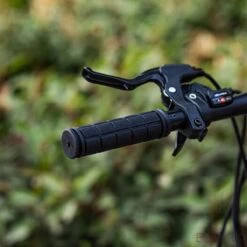 Merkloos ESTARK® - Fietshandvatten - Handvatten - Universeel - Fiets – Mountainbike – Professioneel - Grips - Extra Grip – Fietshandvaten -Handvaten - Handig Te Monteren - Anti-slip – Fietsen – Stuur – Bikegrips – Stevig - Rubber Zwart - (R-zwa) -Winkel Voor Fietsbenodigdheden 1200x1200 1046