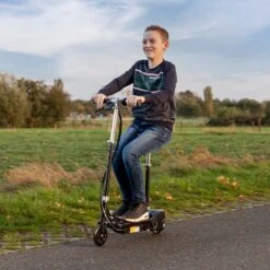 BluMill Elektrische Step – Voor Kinderen – Elektrische Step Met Zadel – Verstelbaar Stuur En Zadel – 12 Km / U – Max 70 Kg -Winkel Voor Fietsbenodigdheden 1200x1200 1231