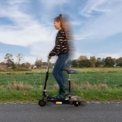 BluMill Elektrische Step – Voor Kinderen – Elektrische Step Met Zadel – Verstelbaar Stuur En Zadel – 12 Km / U – Max 70 Kg -Winkel Voor Fietsbenodigdheden 1200x1200 1232