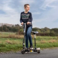 BluMill Elektrische Step – Voor Kinderen – Elektrische Step Met Zadel – Verstelbaar Stuur En Zadel – 12 Km / U – Max 70 Kg -Winkel Voor Fietsbenodigdheden 1200x1200 1234