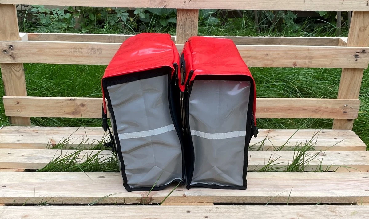 BayNL- Waterdicht - Dubbele - Bisonyl - Fietstas- Reflectoren - Grijs En Rood – 34cmX16.2cmX32cm=35 Liter 16 BayNL- Waterdicht - Dubbele - Bisonyl - Fietstas- Reflectoren - Grijs En Rood – 34cmX16.2cmX32cm=35 Liter - Afbeelding 14