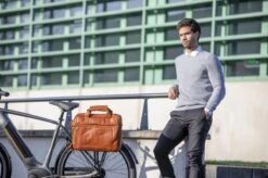 New Looxs Cali Laptoptas Fietstas - Leer - 15 Inch Laptopvak - 17 Liter - Cognac 23 New Looxs Cali Laptoptas Fietstas - Leer - 15 Inch Laptopvak - 17 Liter - Cognac -Winkel Voor Fietsbenodigdheden 1200x799 30