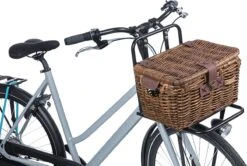 Basil Denton Fietsmand M - Voor - Rotan - Bruin - Medium -Winkel Voor Fietsbenodigdheden 1200x805 1