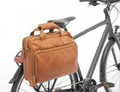 New Looxs Cali Laptoptas Fietstas - Leer - 15 Inch Laptopvak - 17 Liter - Cognac 29 New Looxs Cali Laptoptas Fietstas - Leer - 15 Inch Laptopvak - 17 Liter - Cognac -Winkel Voor Fietsbenodigdheden 1200x924 2